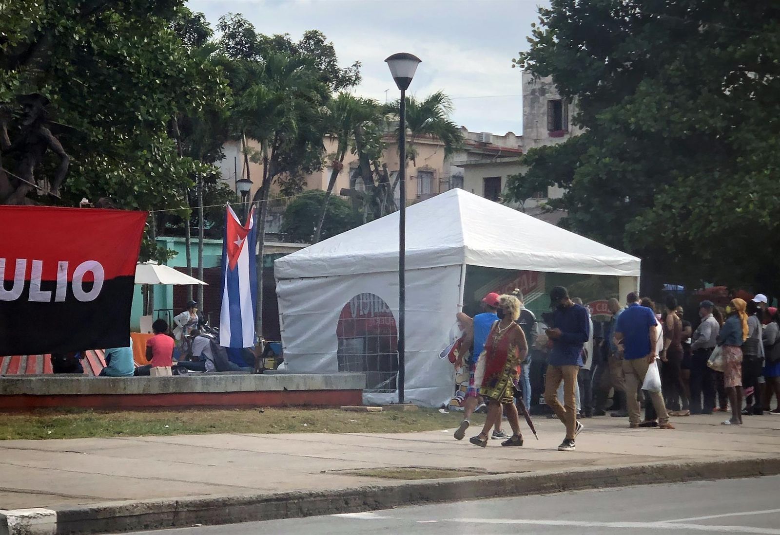 Cubanos paseando por la calle 23 de La Habana
