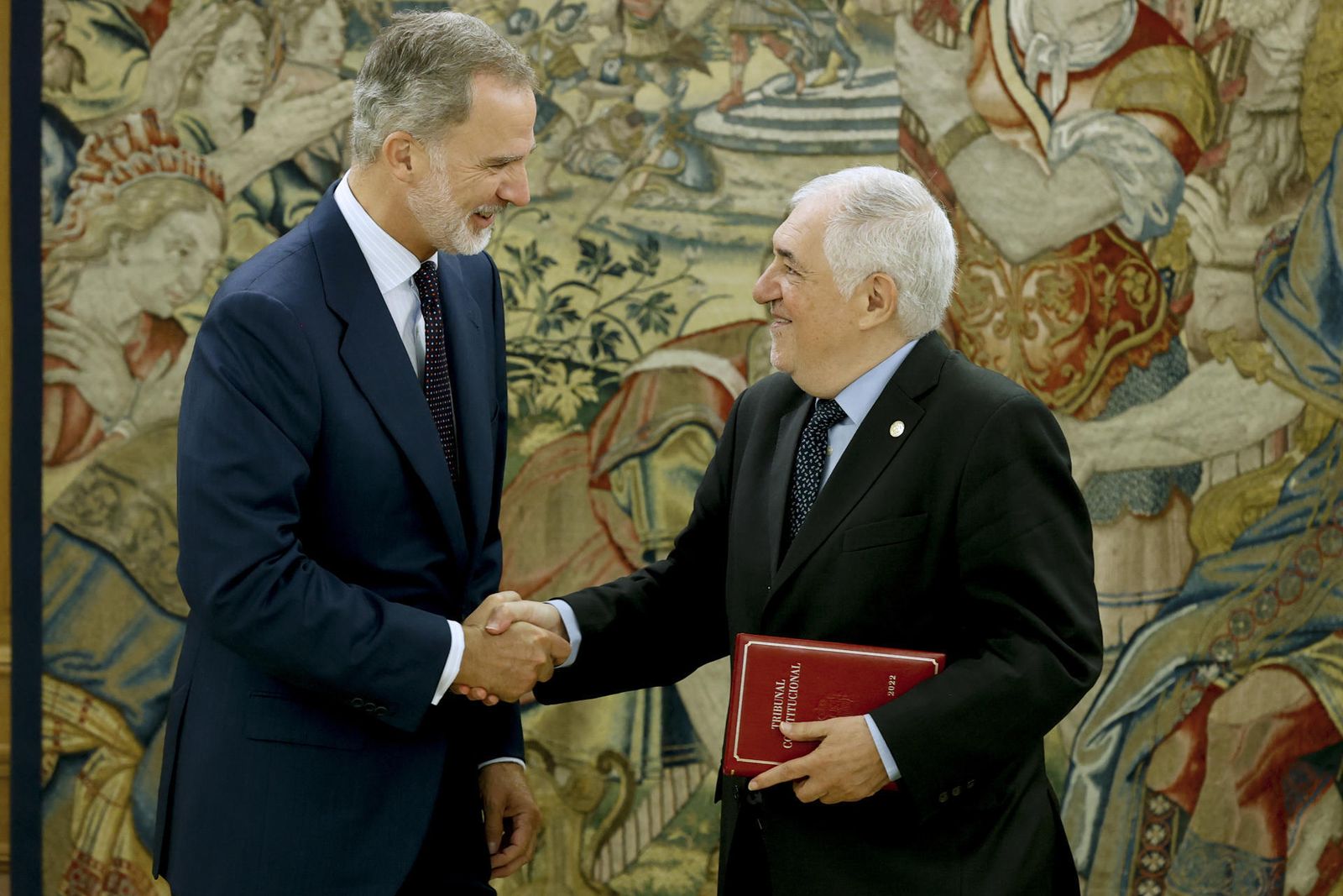 Conde Pumpido entrega al Rey la memoria del TC