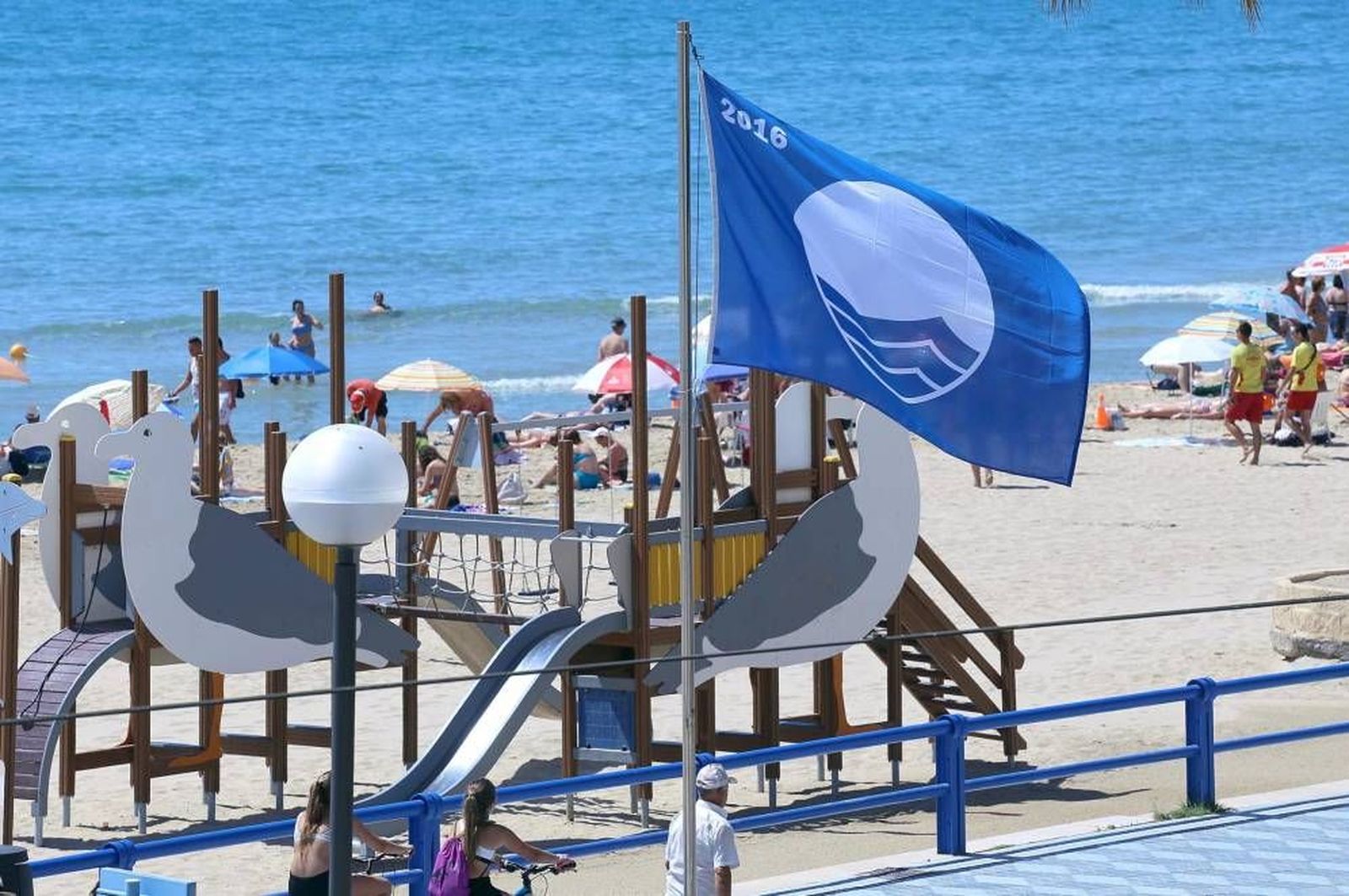 España lucirá 589 banderas azules este verano, 23 más que el año pasado