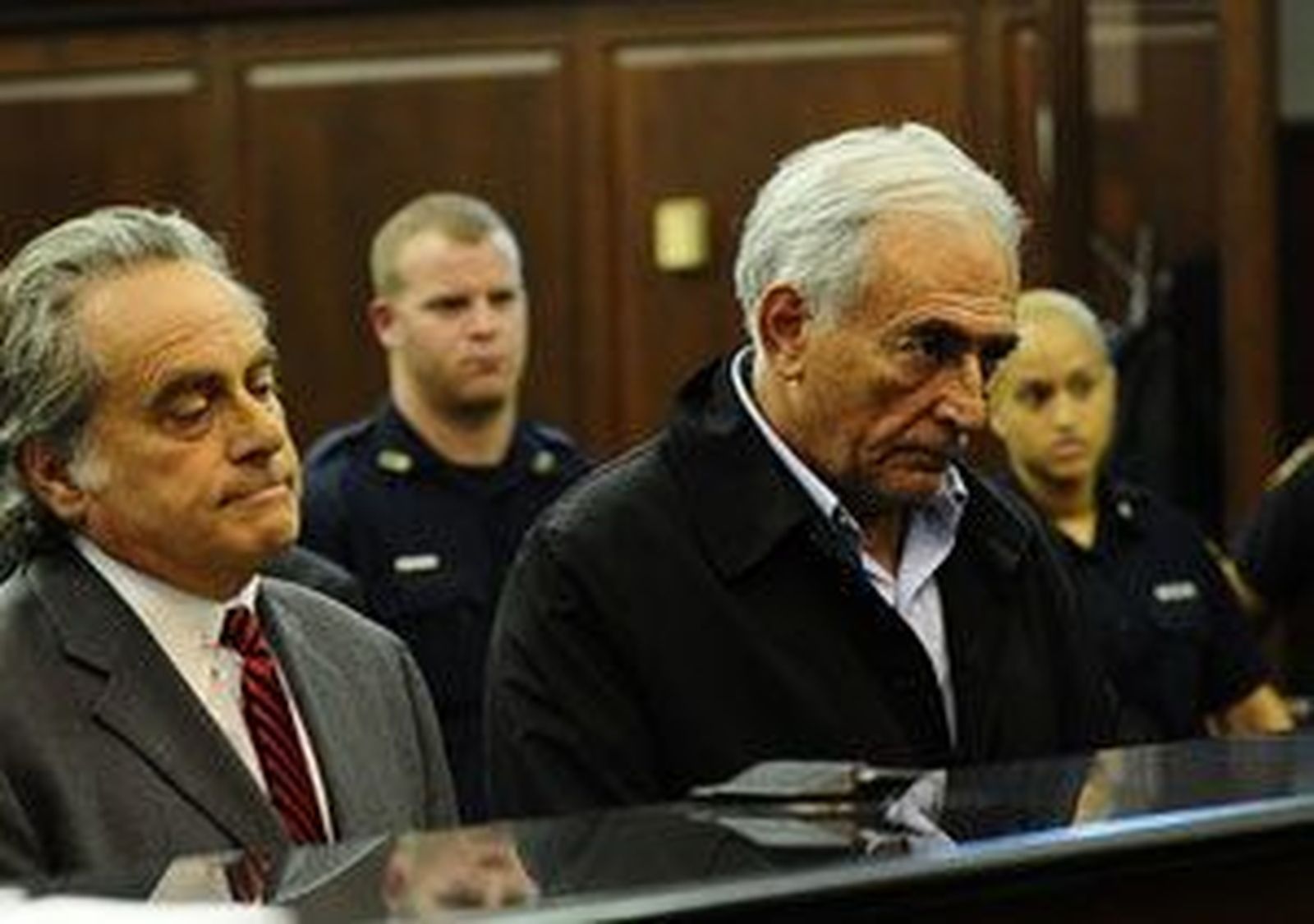 Strauss-Kahn es vigilado las 24 horas en prisión por temor a que cometa suicidio