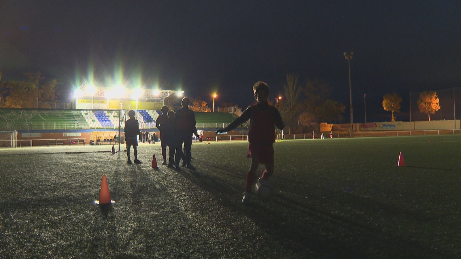Niños jugando al fútbol en Villanueva del Pardillo