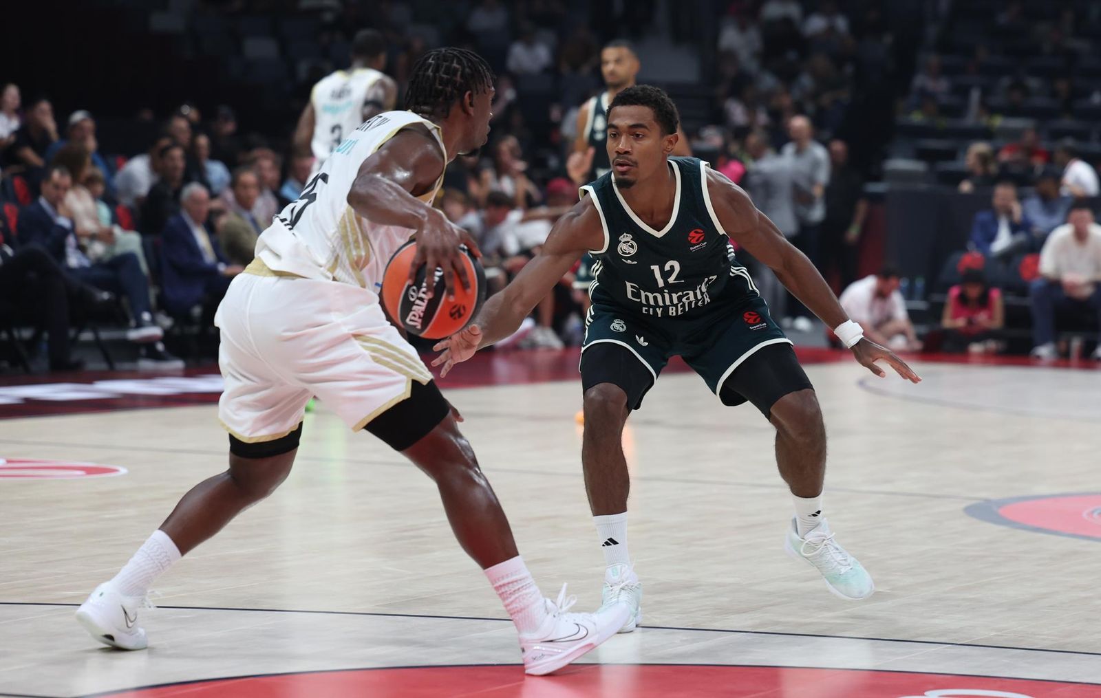 Maledon ante el Dubai Basketball