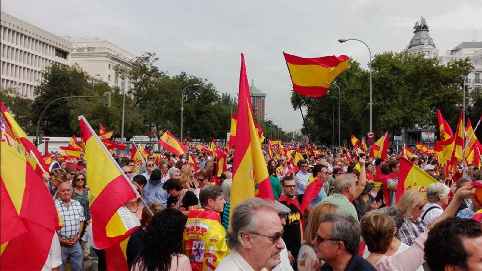 Miles de personas se concentran en Cibeles en defensa de España