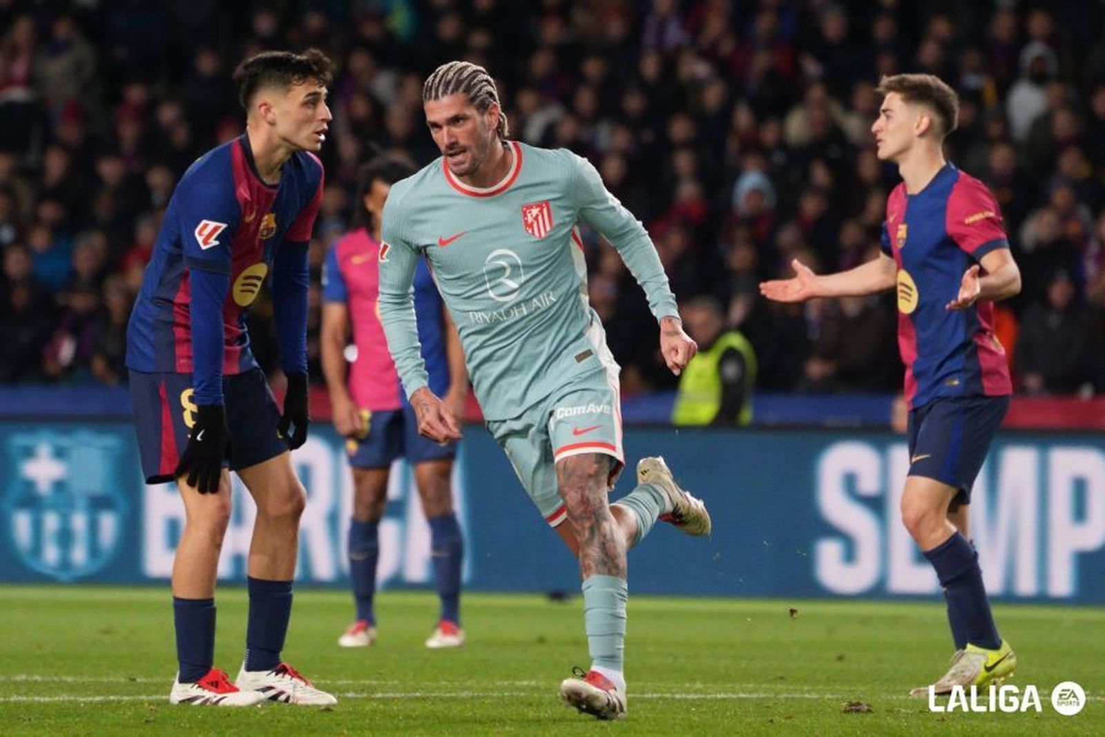 Rodrigo de Paul ante el Barcelona