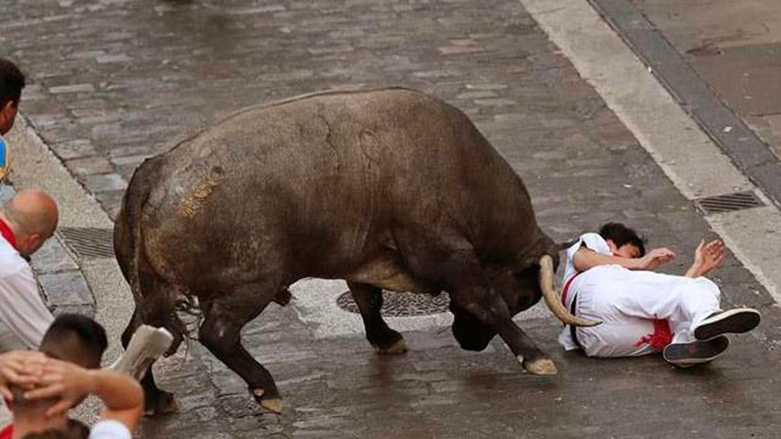 El tercer encierro de los Sanfermines deja dos heridos por asta y 14 traslados