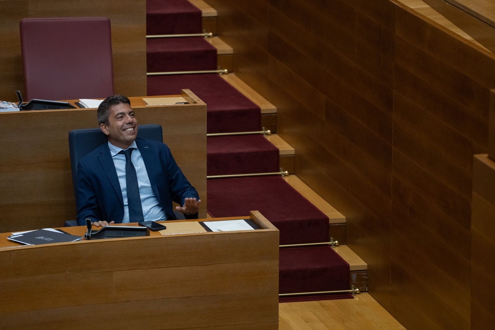 El president de la Generalitat, Carlos Mazón, celebra la aprobación de los presupuestos