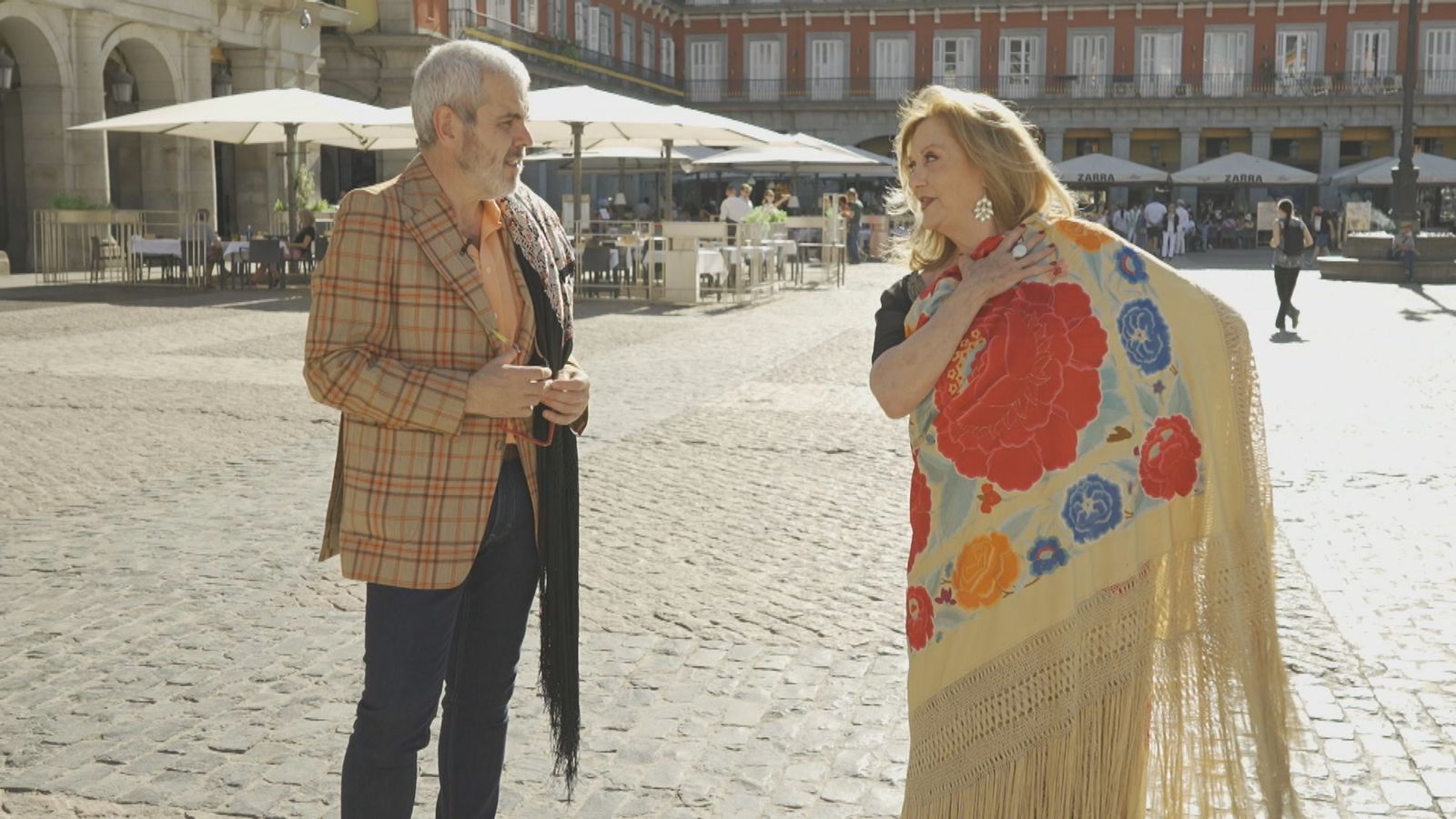 Olga María Ramos y Lorenzo Caprile en la Plaza Mayor de Madrid