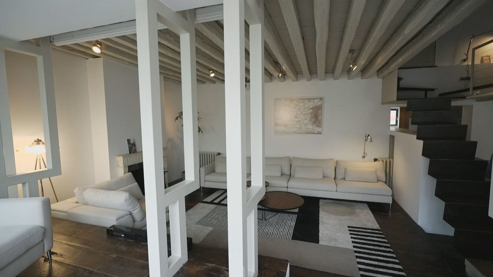 Salón elegante y funcional de color blanco