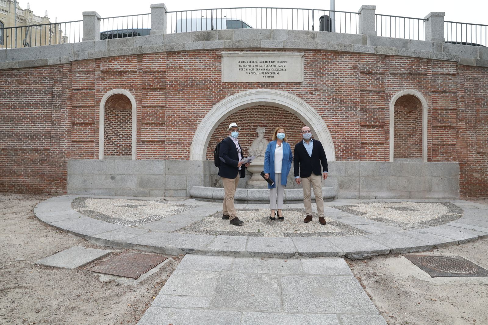 La delegada de Obras y Equipamientos, Paloma García Romero,  acompañada del concejal de Centro, José Fernández, en su visita a los muros de la Cuesta de la Vega