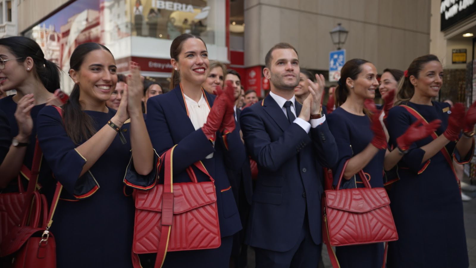 Un centenar de Tripulantes de Cabina de Pasajeros de Iberia aterrizan en la Gran Vía