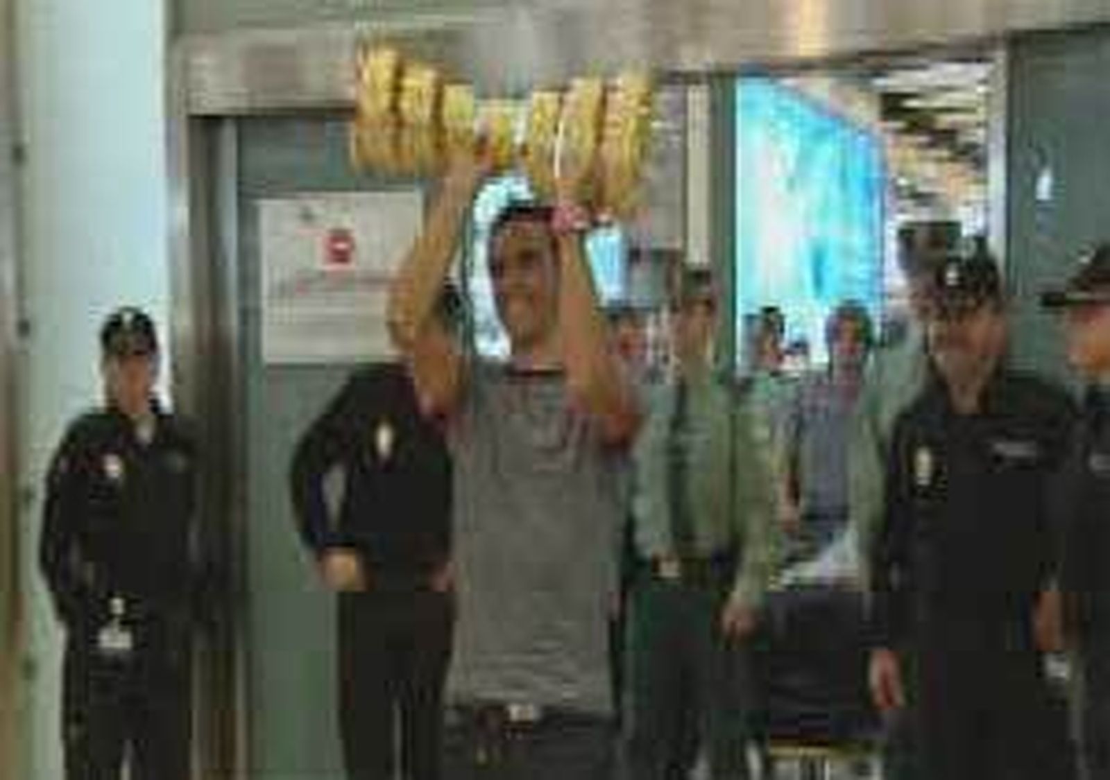 Contador llega a Madrid con su segunda copa del Giro de Italia