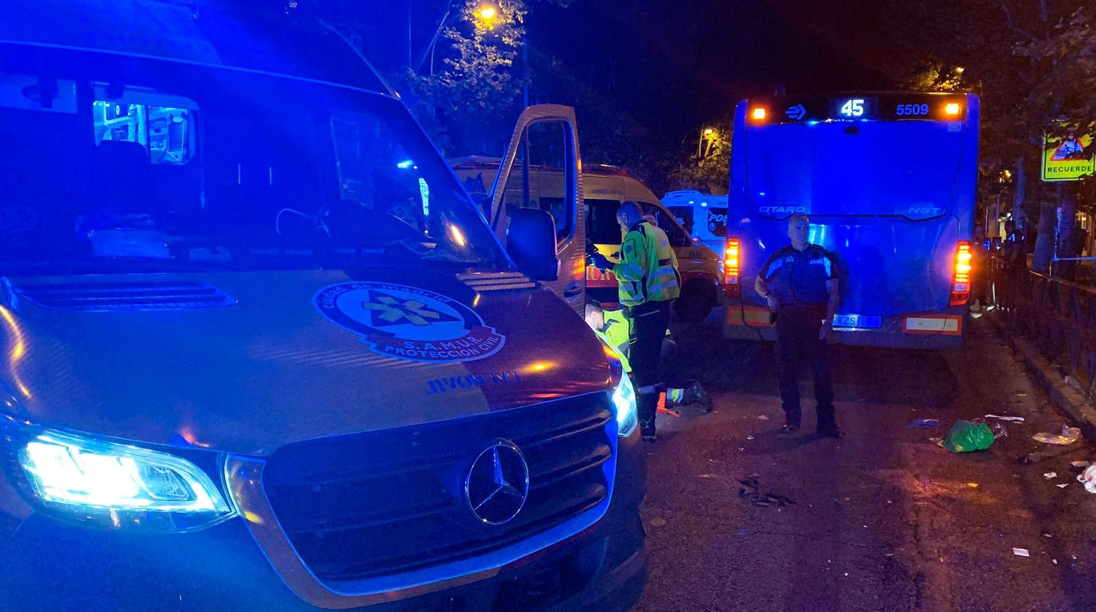 Un autobús de la EMT atropella gravemente a una mujer de madrugada en el Paseo de las Delicias
