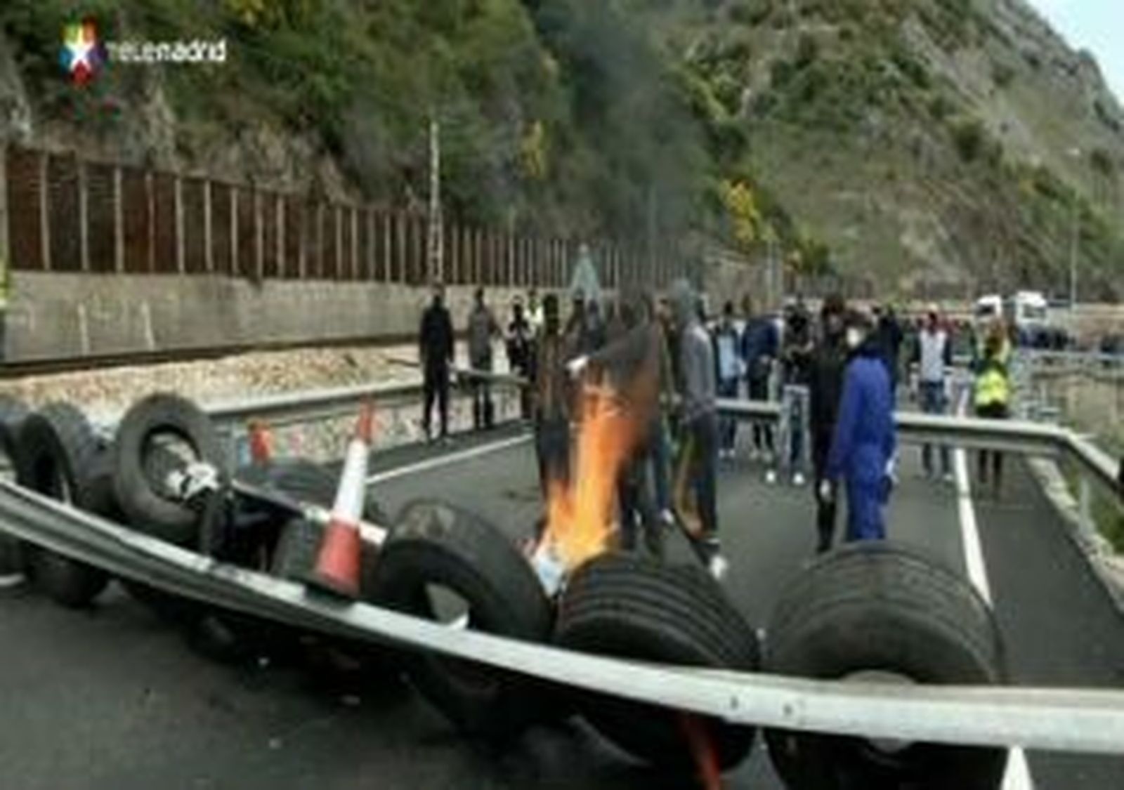 Los mineros bloquean los accesos a Asturias por la A-66 y atacan las vías de tren