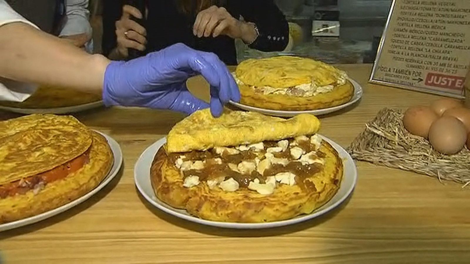 Tortilla de patatas con txapela en pleno centro de Madrid