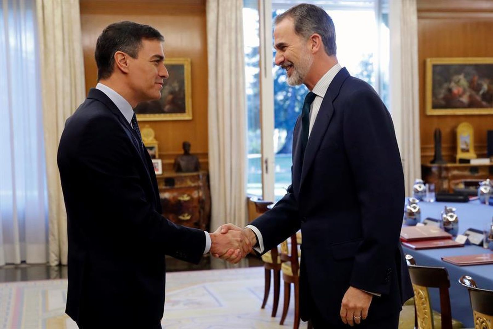 Pedro Sánchez y el rey Felipe VI se saludan antes del Consejo de Ministros celebrado en la Zarzuela