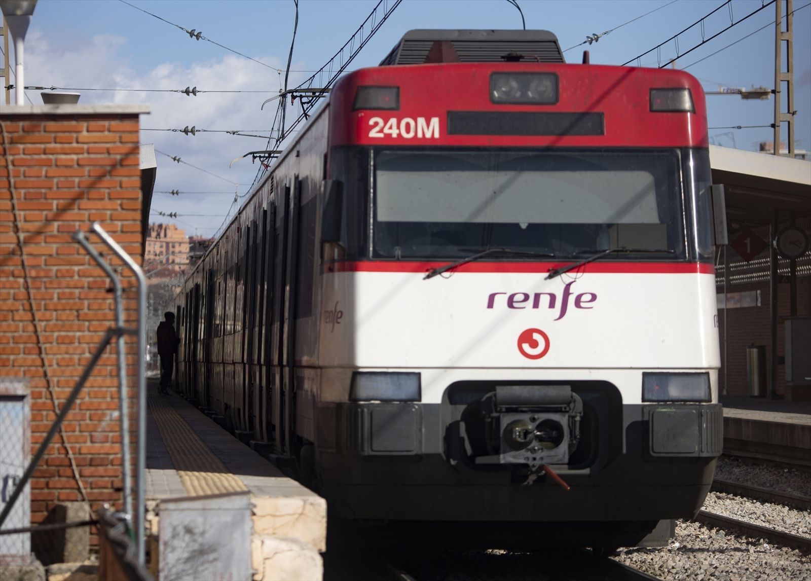 Un pasajero coge el tren en la estación de Móstoles El Soto