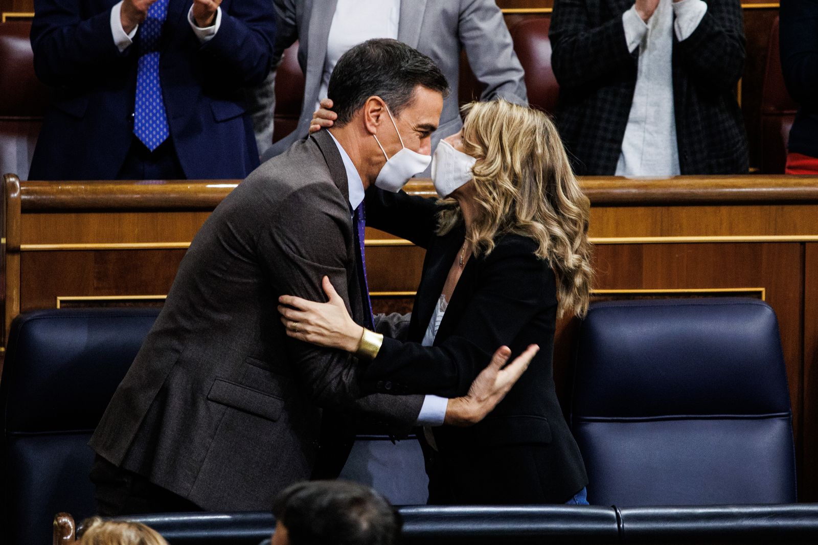 Sánchez y Yolanda Díaz se felicitan tras la aprobación de la reforma laboral