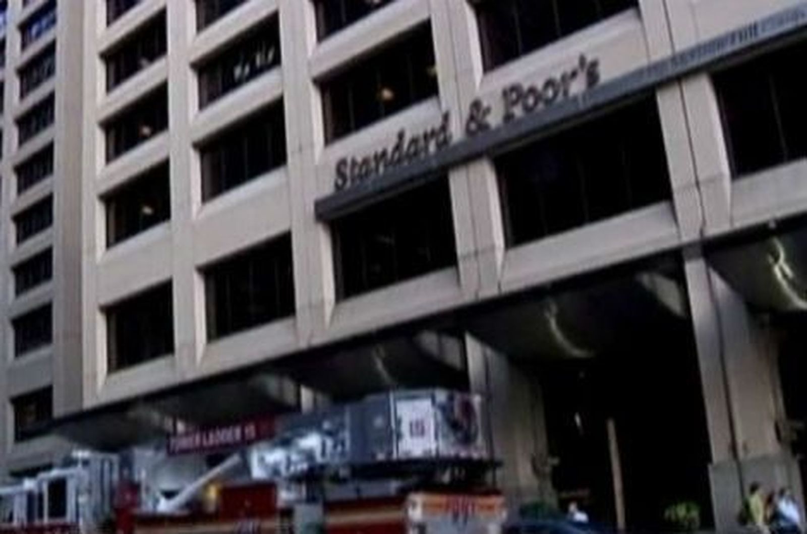 Standard & Poors rebaja la nota de España hasta el borde del bono basura