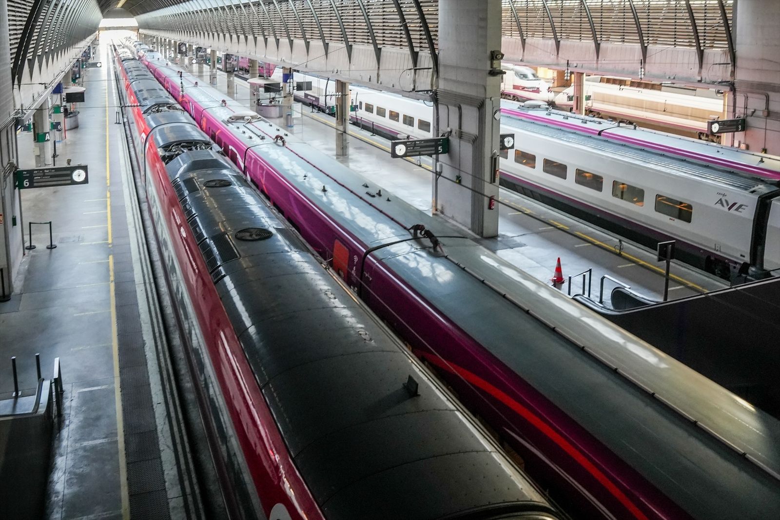 Trenes en en la estación de Santa Justa de Sevilla