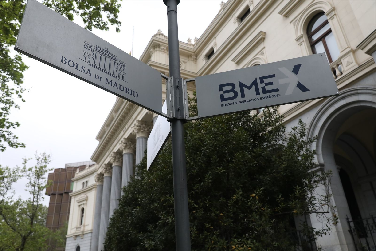 Cartelería en el exterior de la Bolsa de Madrid