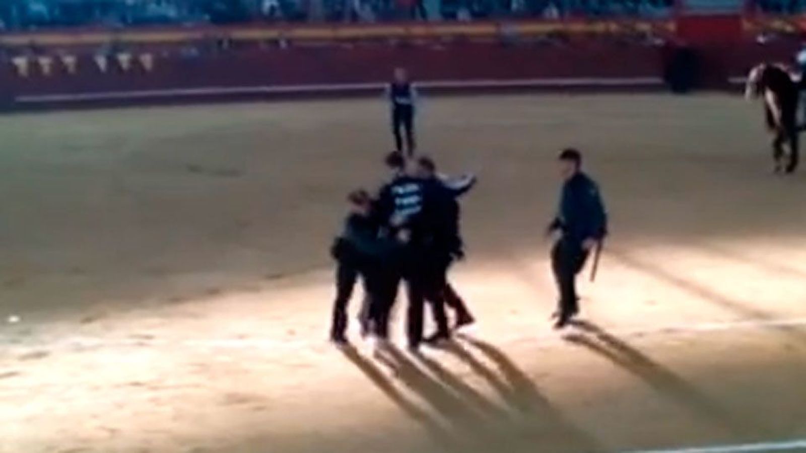 Juzgan a tres guardias civiles por amenazar a un activista antitaurino