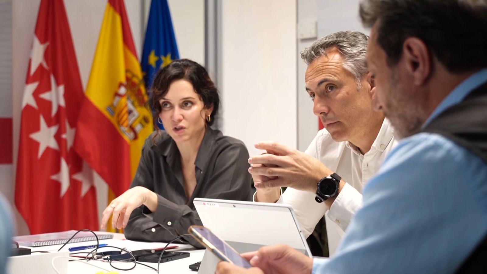 Díaz Ayuso y Carlos Novillo realizan un seguimiento de la situación en la sede de Emergencias 112 de Madrid
