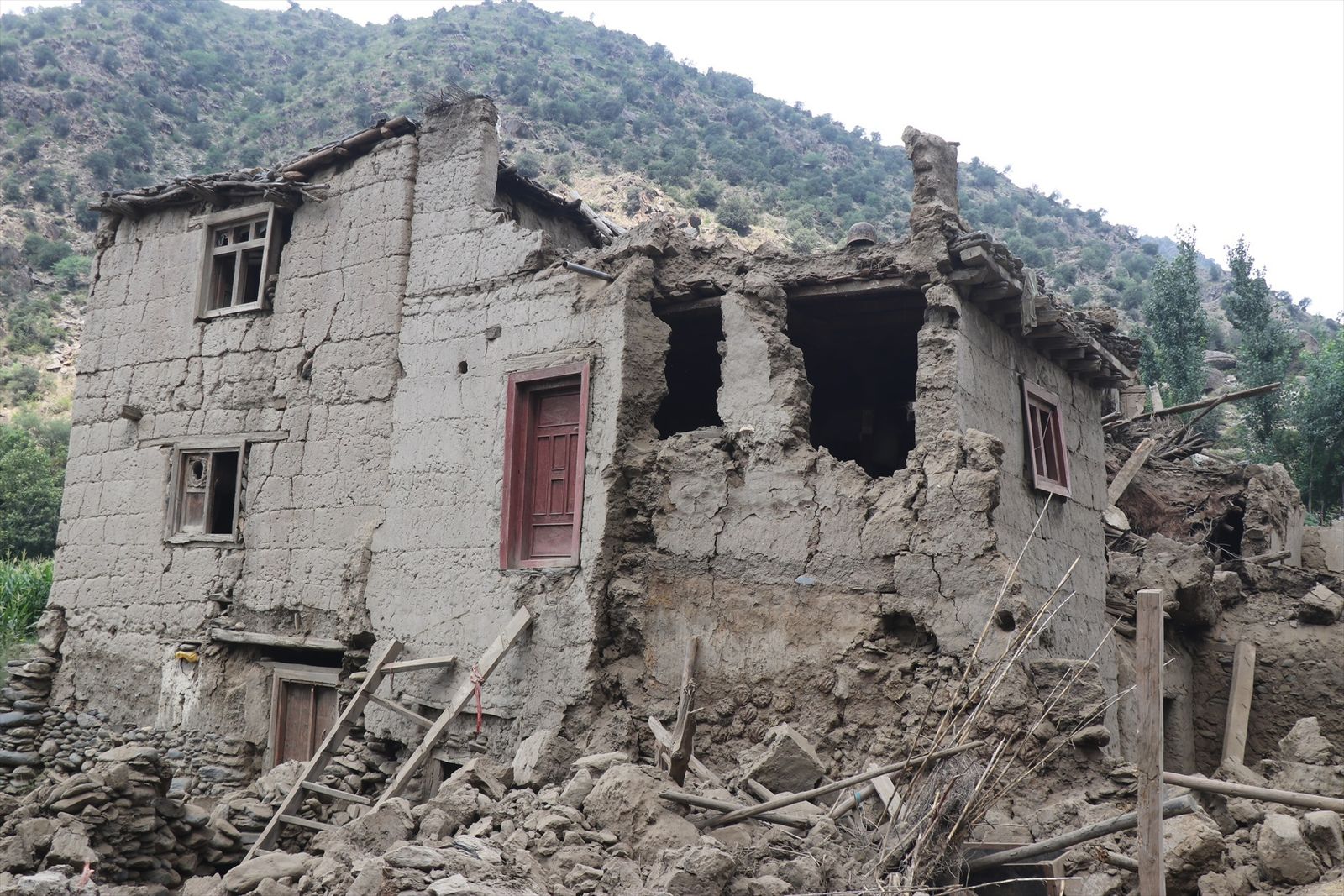 Más de 1.411 muertos y 3.100 heridos confirmados por los talibanes tras el terremoto en Afganistán