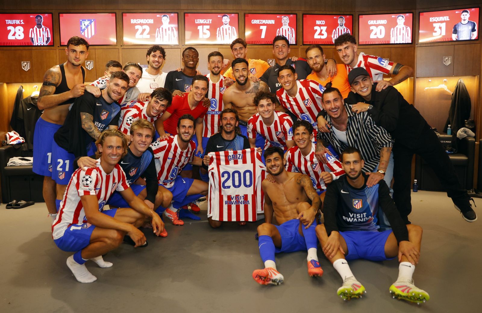 La plantilla Atlético de Madrid posa junto a Griezmann
