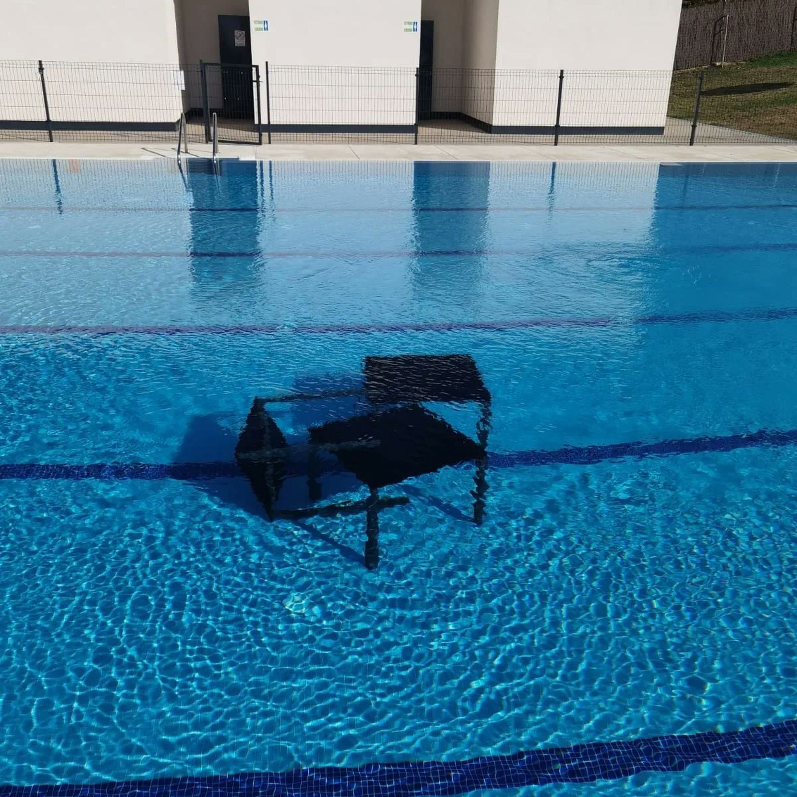 Mesas sumergidas en la piscina de Brunete