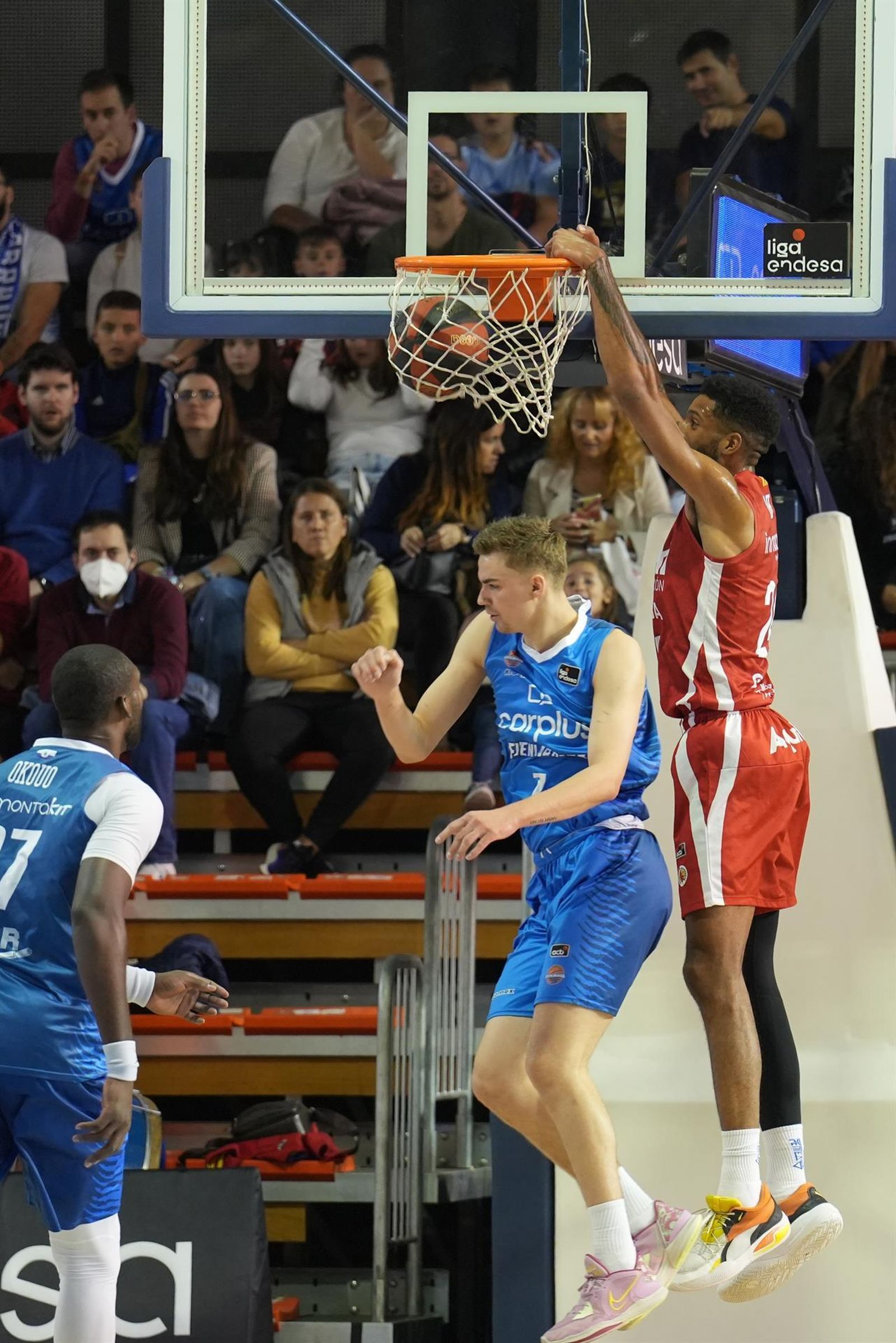 El pívot estadounidense del Manresa Marcus Lee machaca el aro ante el alero letón del Fuenlabrada Rodijs Macoha