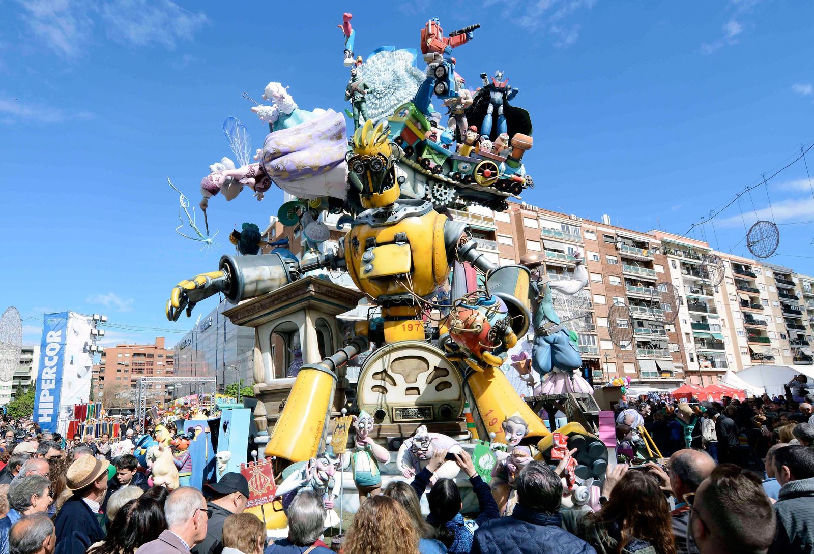 Valencia cierra sus Fallas con la quema de más de 700 monumentos