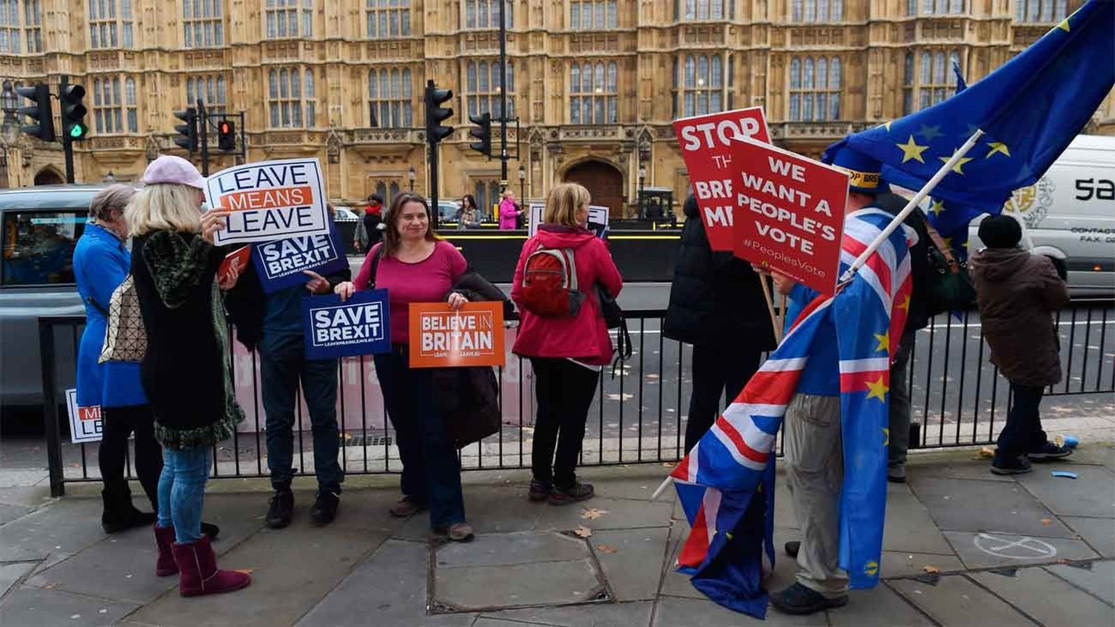 May defiende el acuerdo del Brexit entre dimisiones de sus ministros
