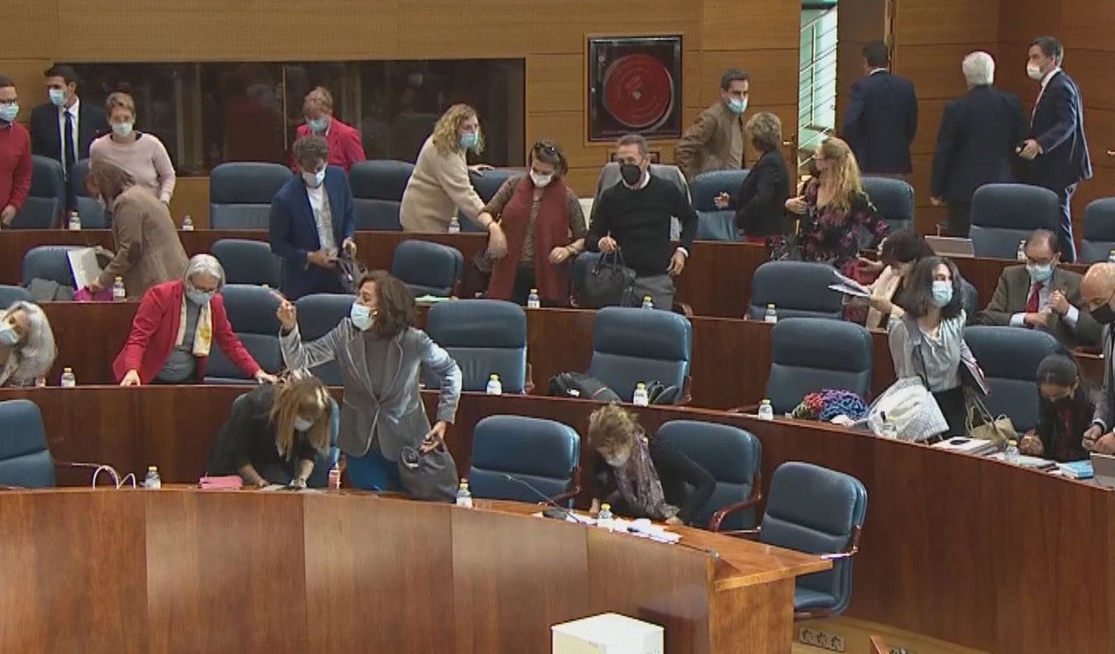 La oposición abandona el Pleno de la Asamblea tras ser amonestada la diputada del PSOE Carmen López