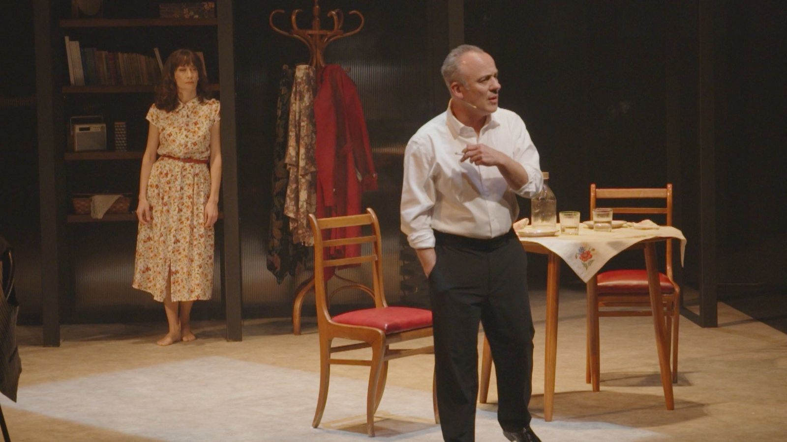 'Los Yugoslavos': Javier Gutiérrez protagoniza una obra que celebra la vida y las palabras desde el corazón de un bar