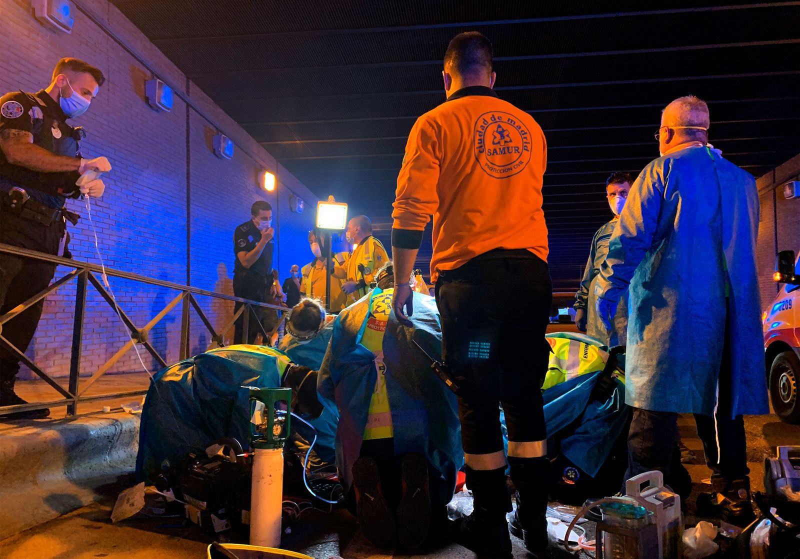 Sanitarios del Samur intentan reanimar a un joven de 18 años apuñalado en Pacífico
