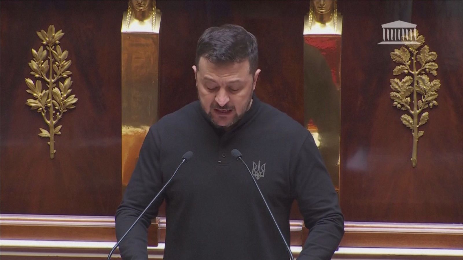 Zelenski dice a los diputados franceses que "para la paz justa hace falta más" apoyo