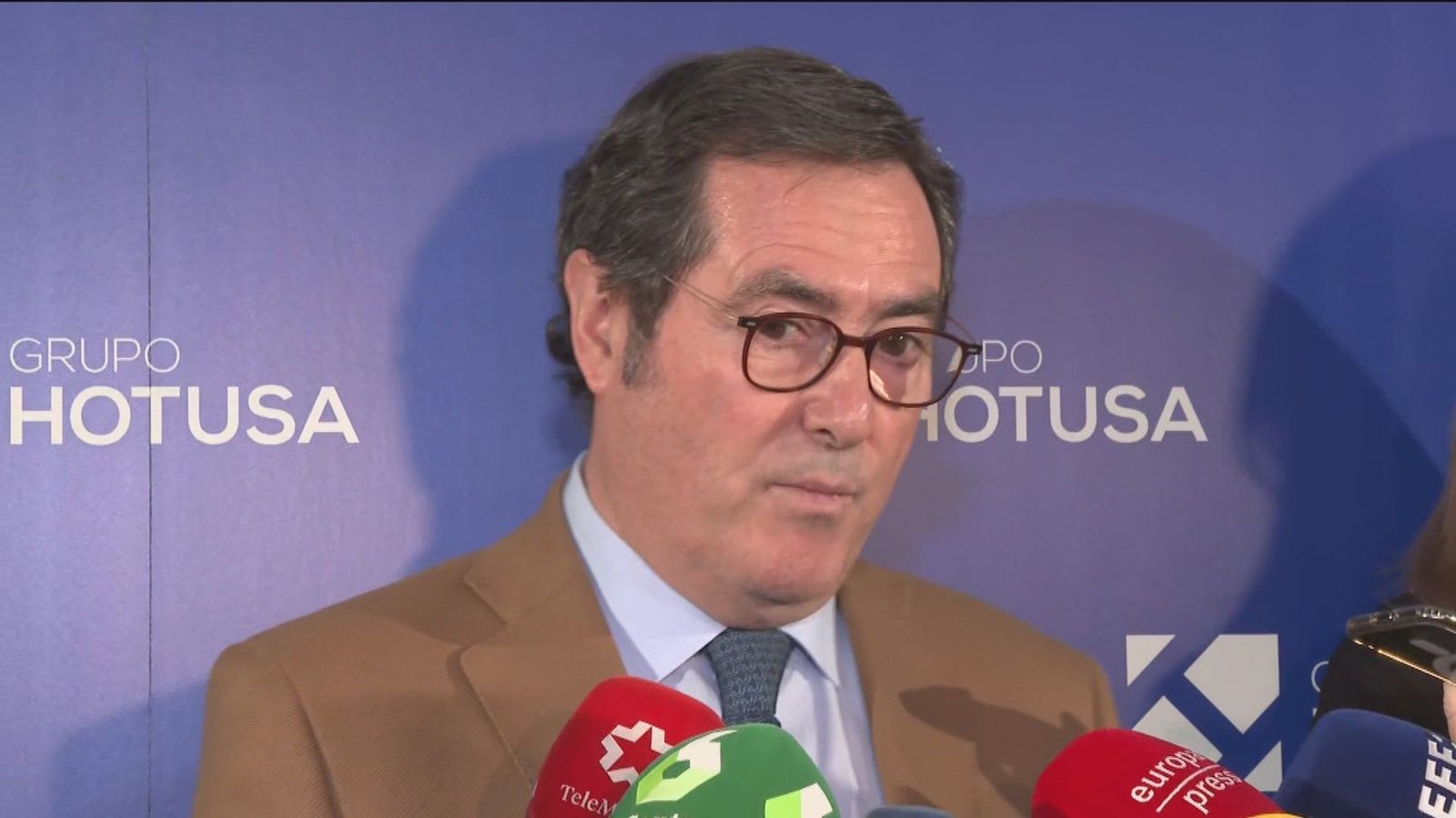 La CEOE critica que el Gobierno quiera reducir por decreto la jornada laboral