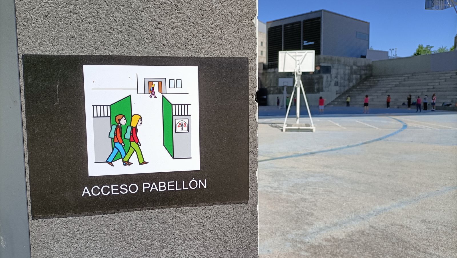 Pictograma colocado en uno de los accesos a los pabellones de Getafe