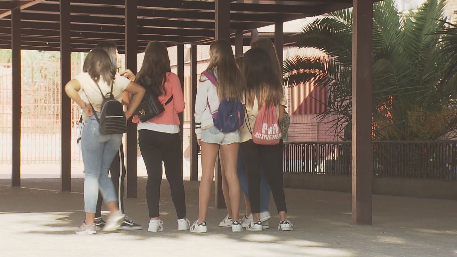 Niñas a las puertas de un colegio