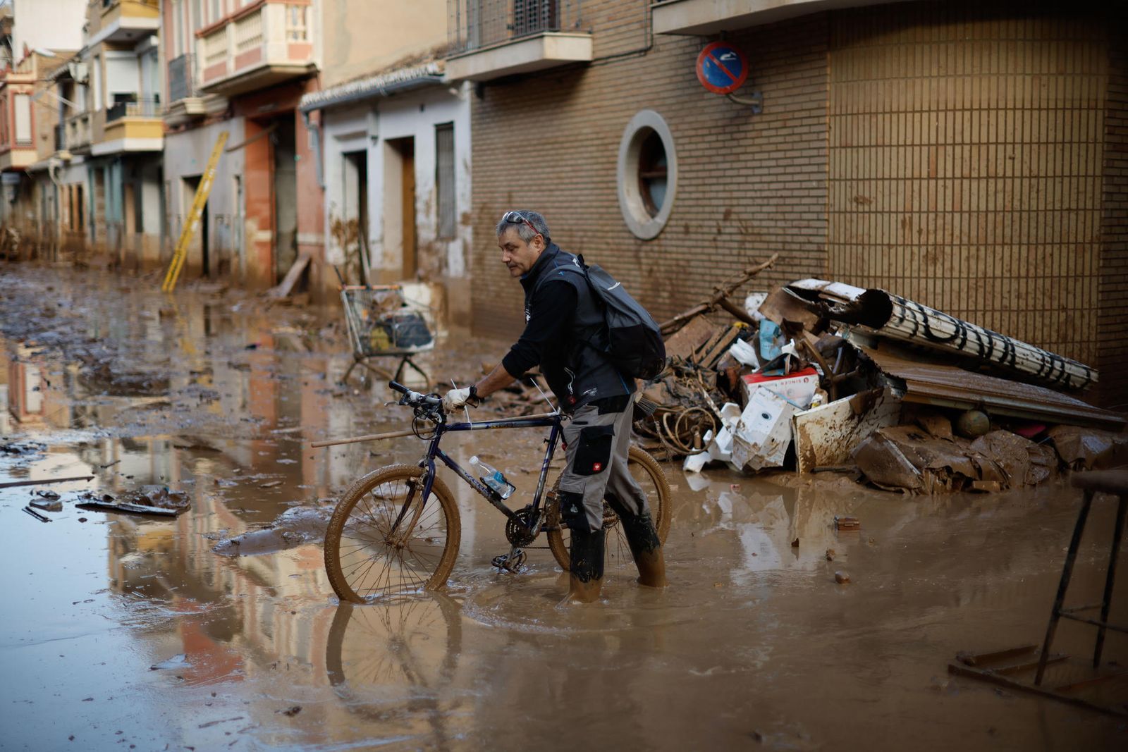Las bicicletas fueron las primeras en llegar a las zonas arrasadas por la DANA