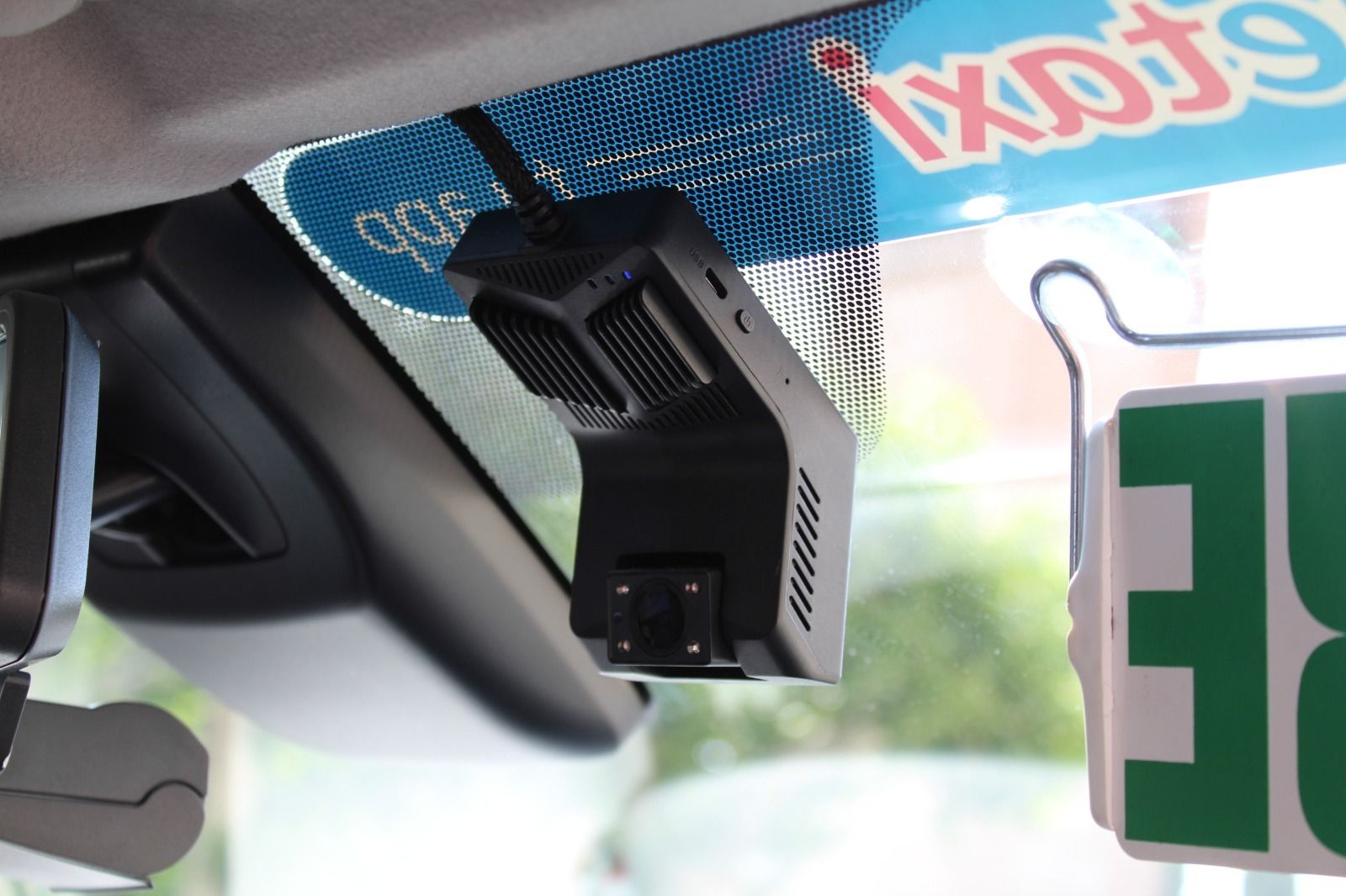 Una de las cámaras colocada en el parabrisas de un taxi