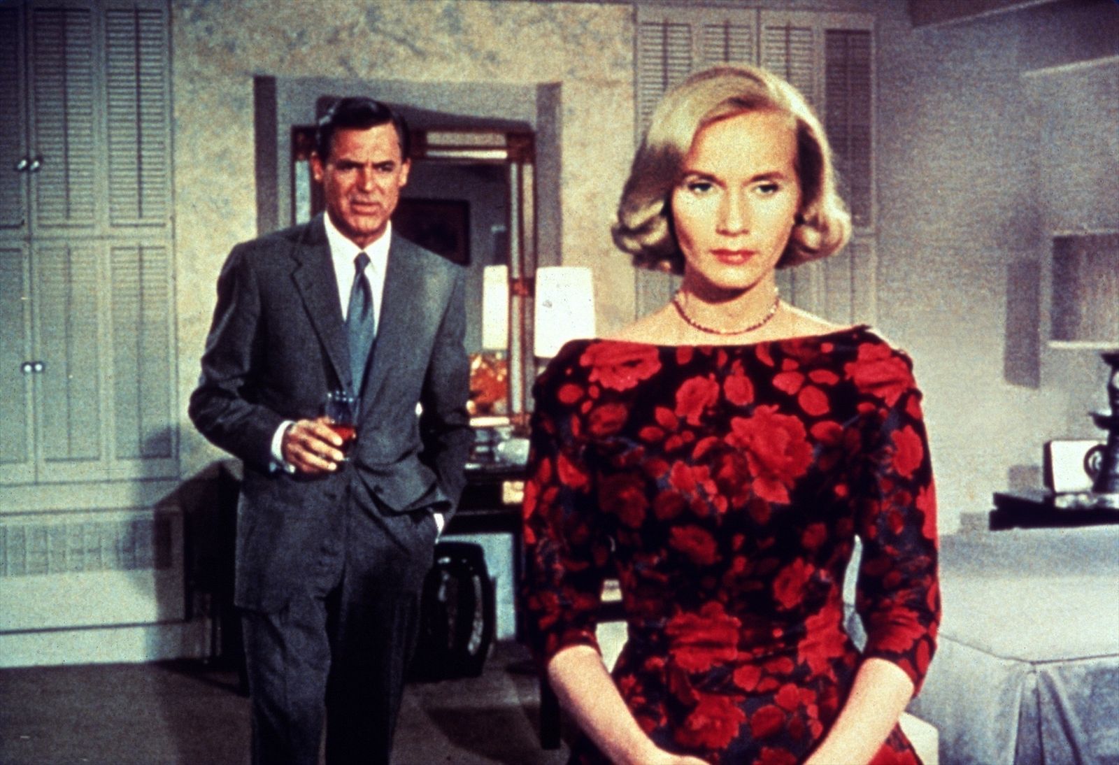 La actriz Eva Marie Saint interpretando a Eve Kendall en 'Con la muerte en los talones' junto a Cary Grant.