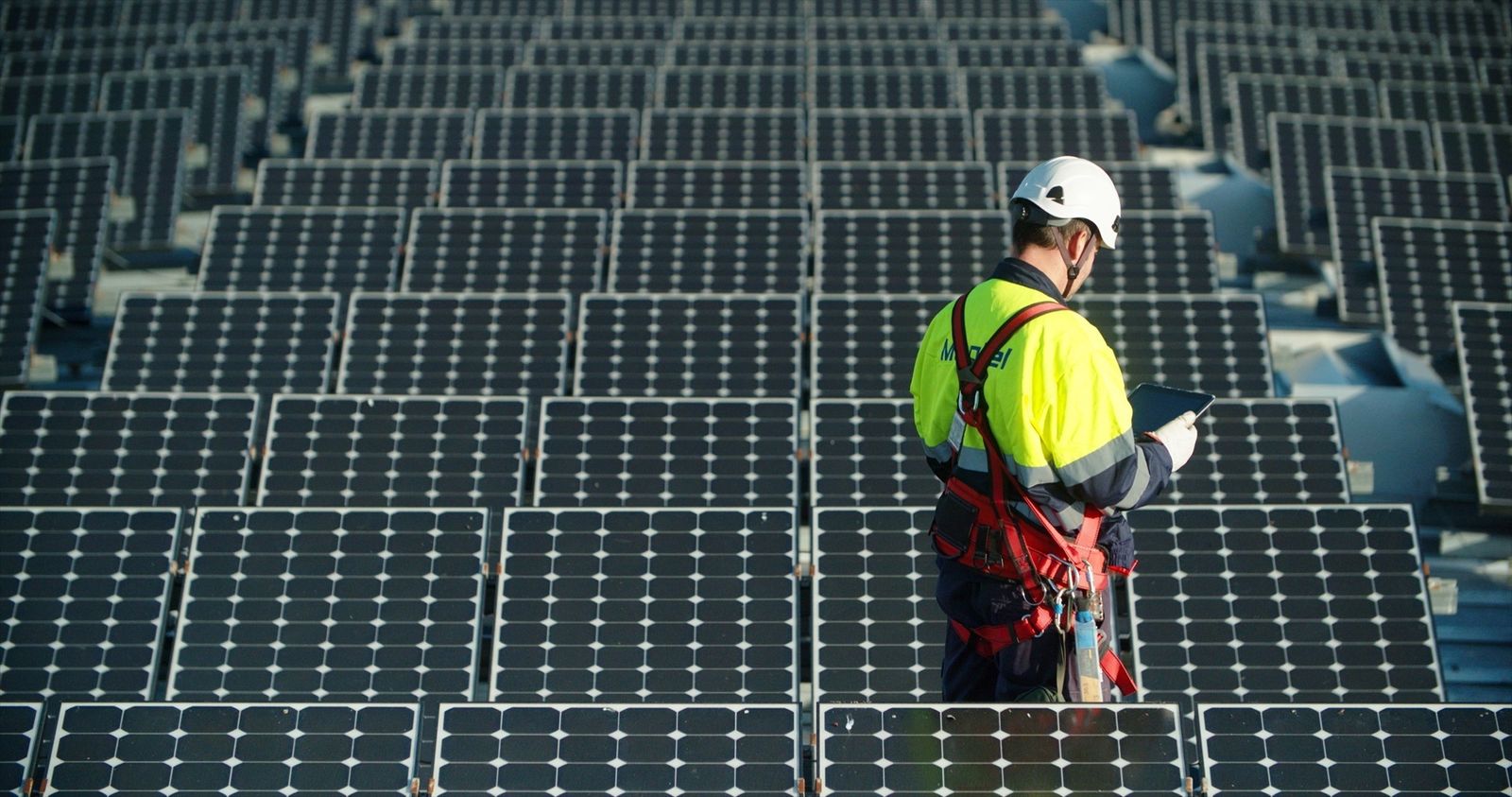 Un ténico controla una instalación de placas solares