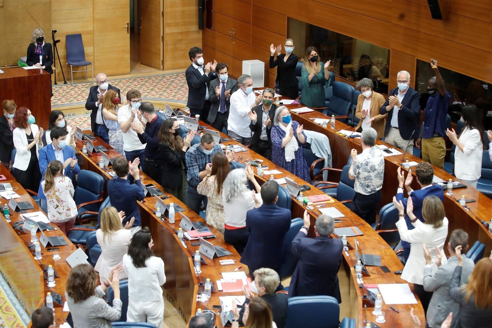 Mañana llena de tensión y reproches en la investidura de Ayuso en la Asamblea de Madrid