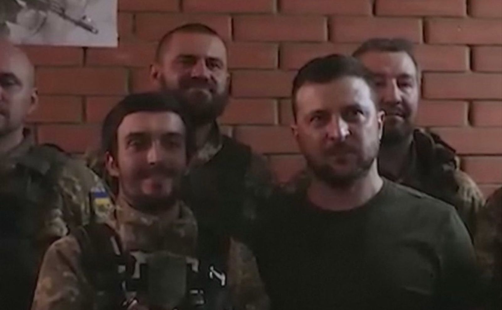 Zelenski visita el frente de guerra en el Donbás mientras las fuerzas ucranianas se atrincheran en Severodonetsk