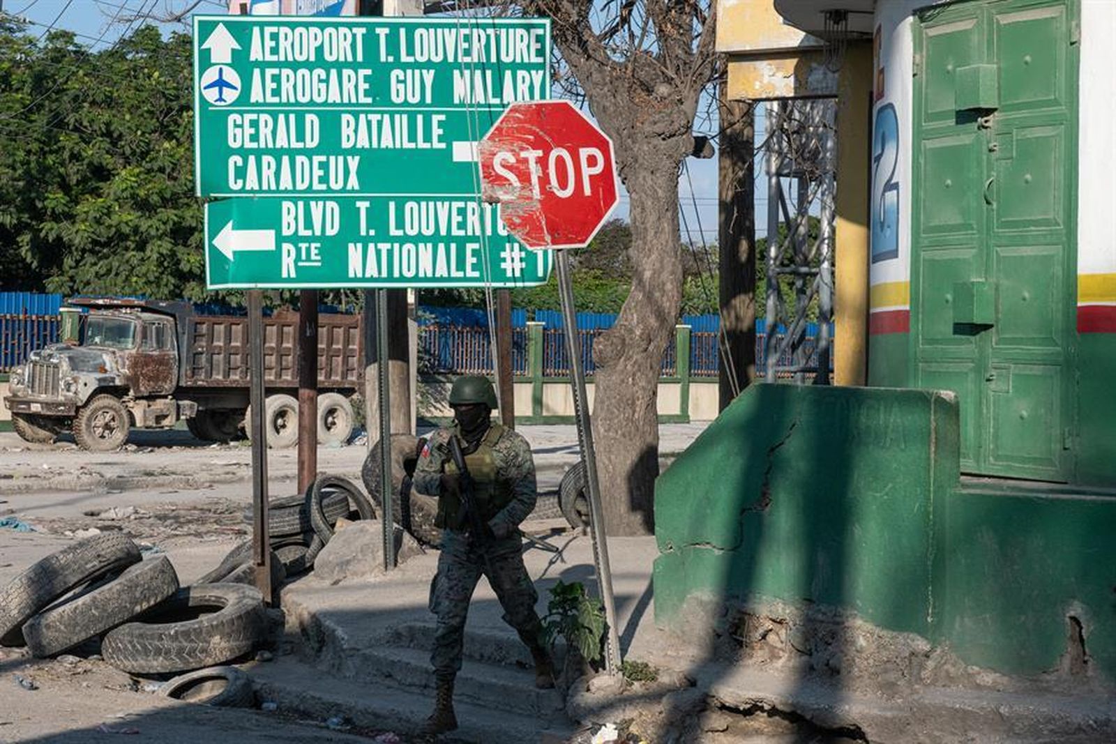 Policía y el Ejército, vigilan este lunes el aeropuerto internacional en Puerto Príncipe (Haití)