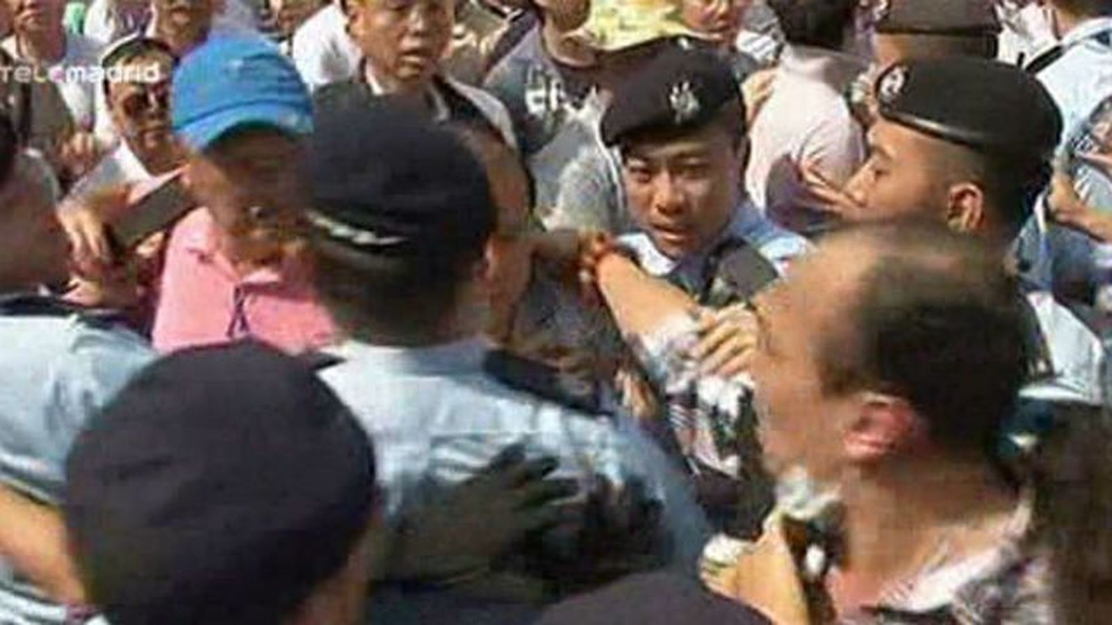 Hong Kong: Centenares de opositores a las protestas se enfrentan a los manifestantes