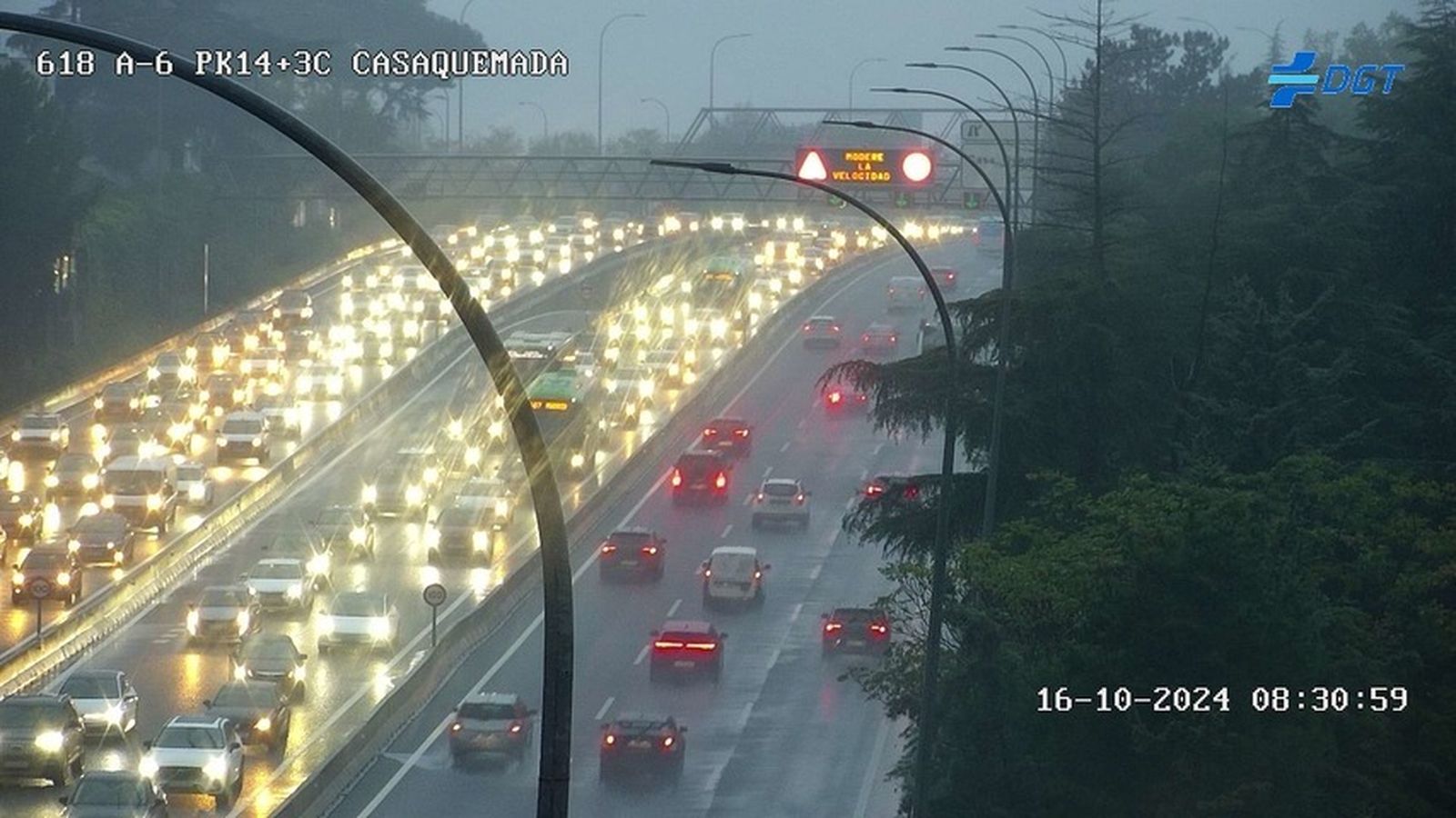 La lluvia complica el tráfico en las carreteras de Madrid