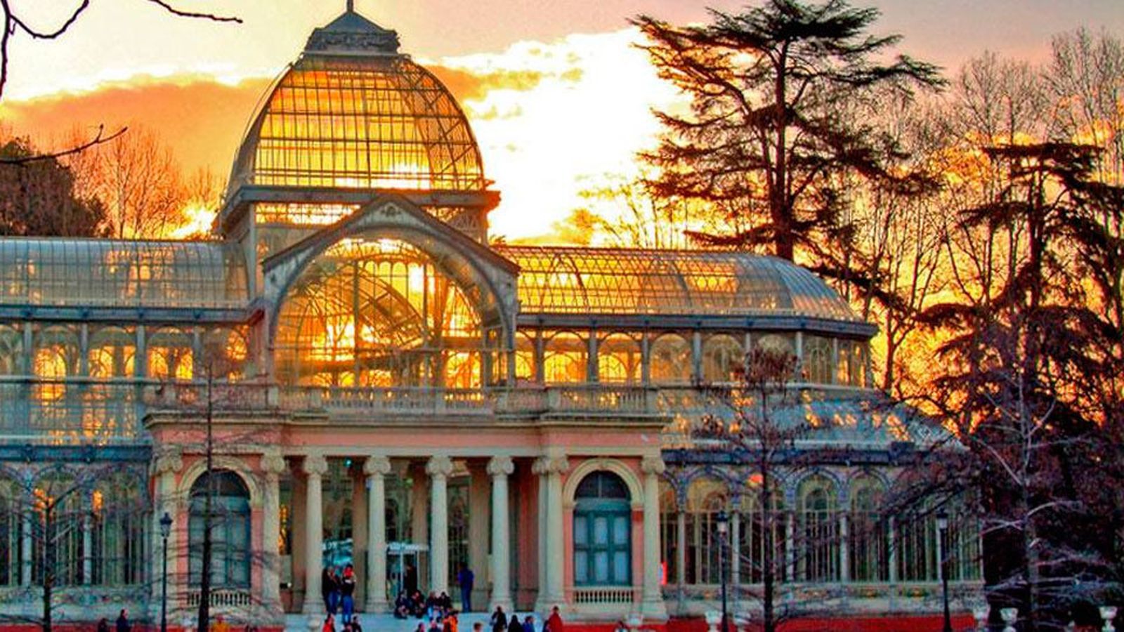 El Retiro: Un jardín histórico situado en el centro de Madrid con grandes zonas verdes y monumentos de los siglos XVII al XXI
