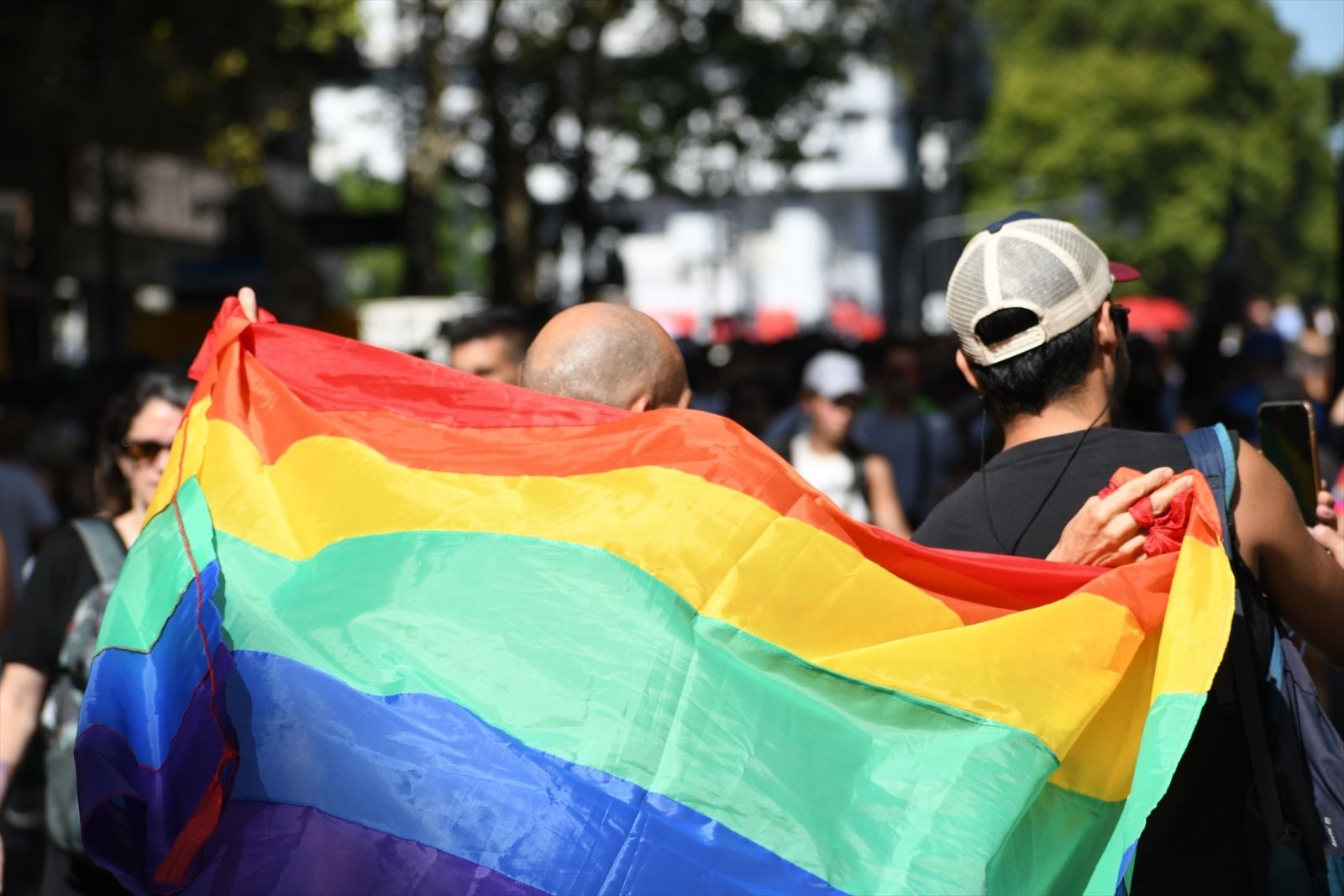 Dos jóvenes con la bandera LGTBI